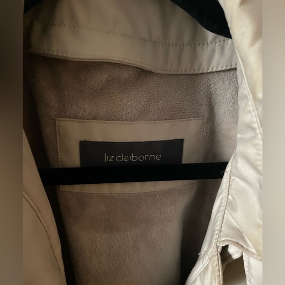 Nude Liz Claiborne belted rain jacket with fur lining. - Picture 2 of 3